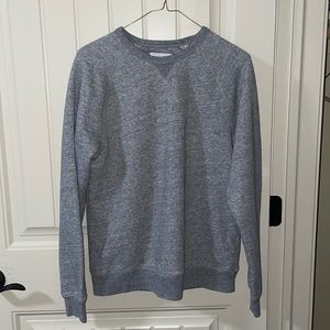So comfy and cozy sweatshirt. Perfect for layering!
